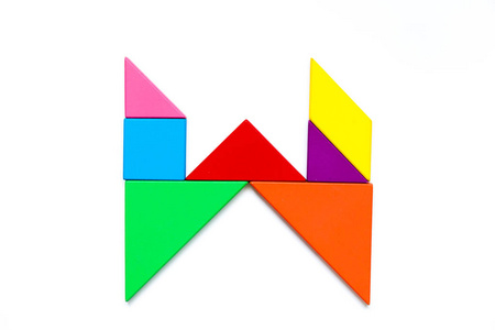 彩色七巧板拼图在白色背景下的英文字母 w 形状照片