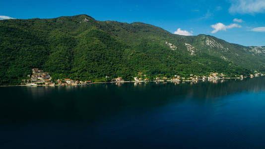Kotor 湾和沿岸村庄的鸟瞰图