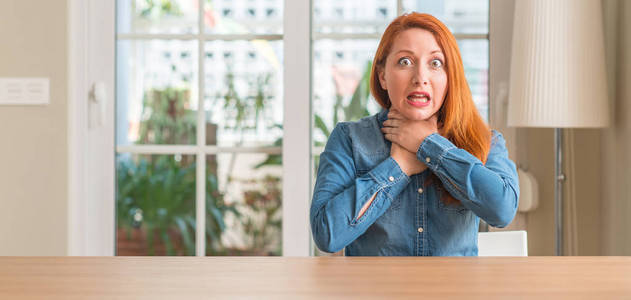 问题头发红头发的女人在家里大叫, 窒息, 因为痛苦勒死.健康问题.