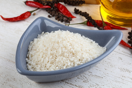 原料大米放在碗里