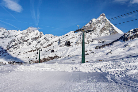 高山滑雪马特宏峰，意大利瓦莱达奥斯塔，维尼，奥斯塔山谷，在查看切尔维尼亚