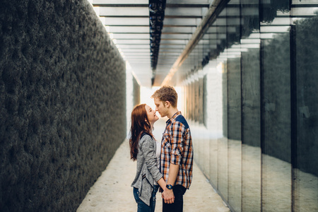 可爱的夫妻,在街上拥抱照片