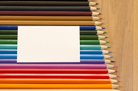 张空白的纸和彩色的铅笔木制背景