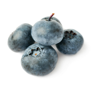堆山桑子或蓝莓在孤立的白色背景