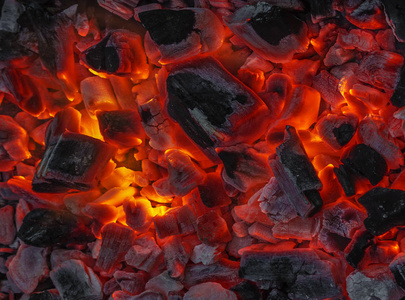 木材和煤炭燃烧的壁炉