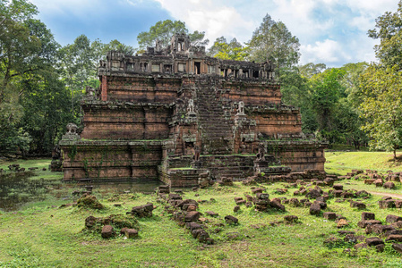 Phimeanakas 寺在柬埔寨吴哥, 是一个印度教寺庙从第十世纪, 在形状的三层金字塔作为印度教寺庙。金字塔的顶端有一座塔