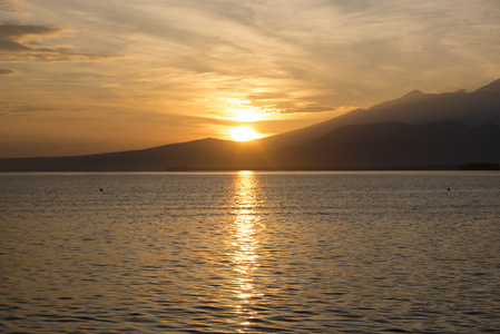 令人敬畏的日出和静水上吉利空气岛，印度尼西亚