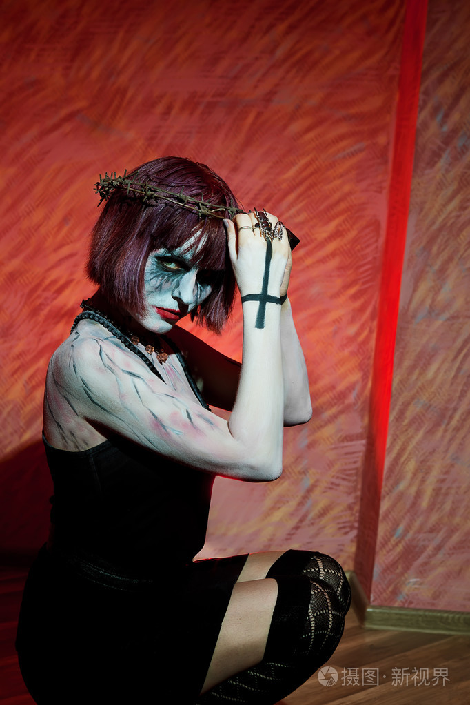 女孩在袜子上她头摆的姿势的荆棘冠