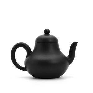 小的陶制黑白色背景上的茶壶图片
