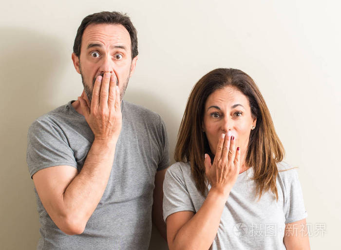中年夫妇, 女人和男人捂着嘴用手震惊的错误, 表达恐惧, 害怕沉默
