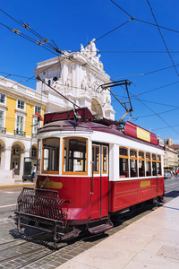 红色复古电车在里斯本商业广场