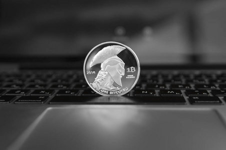 泰坦比特币硬币符号在笔记本电脑上。概念金融货币, 密码货币符号。Blockchain 矿业。数字货币和虚拟 cryptocurr