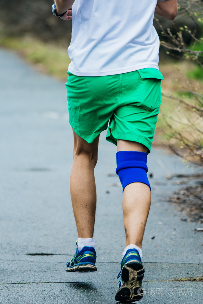 年轻运动员男子公路上奔驰