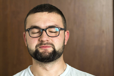 黑眼睛直盯着图片