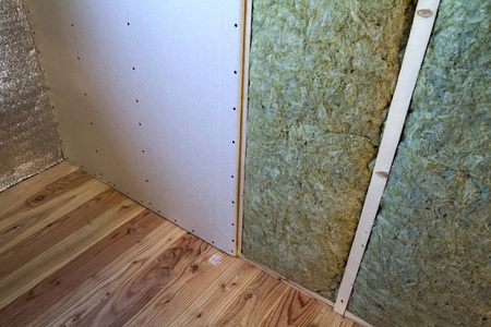 用于未来墙壁的木制框架, 墙板与岩石羊毛绝缘, 玻璃纤维保温人员为冷屏障。舒适温馨的家居经济建筑和装修理念