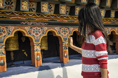 身份不明的女孩四处 spinining 池谧塔公寺寺，普那卡，不丹在不丹祈祷摩天轮