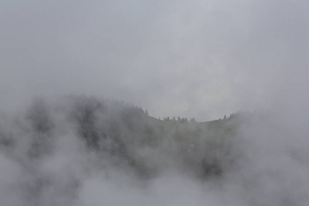 在欧洲阿尔卑斯山的夏季风景, 与戏剧性的雾云