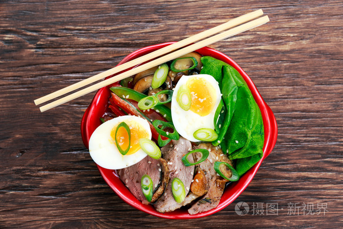 鸭的鸡蛋 蔬菜面条和鸭肉在碗里