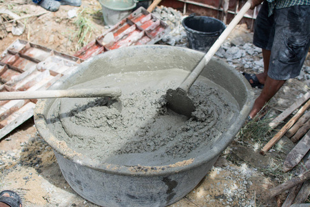 在申请建设的托盘中的水泥搅拌照片