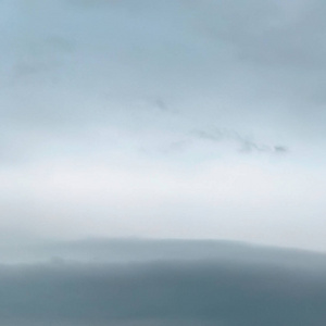 灰暗的天空黄昏时苍白灰暗的天空背景照片