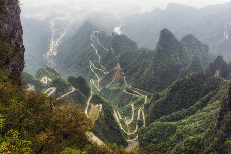 天门山曲折的道路