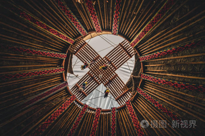 国家传统装饰的蒙古包吊顶。哈萨克斯坦饰品。老式的图案编织。蒙古包装饰。木框架以样式作为种族背景, 金黄部落, 哈萨克斯坦