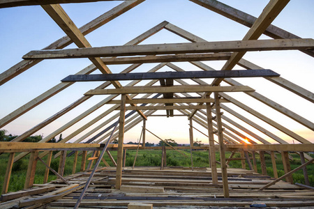 阁楼屋顶框架的特写, 从里面清除天空.生态梦想家园的天然材料.