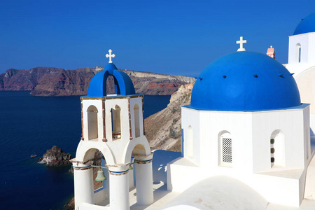 圣托里尼著名的村庄与白色房子和蓝色圆顶象蓝色地中海海, 希腊, 欧洲