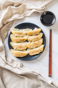 日本饺子或饺子小吃配酱油