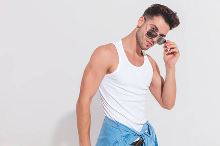 undershort 固定太阳镜, 而倾斜到侧面, 白色背景照片