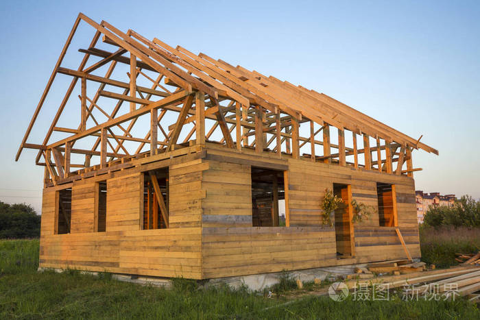 木墙和陡峭的屋顶框架.财产,投资,专业建设与重建理念