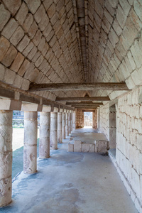 Monjas 在古玛雅城市乌斯马尔废墟上的修女四合院 Cuadrangulo de 阿盟 大楼的柱子