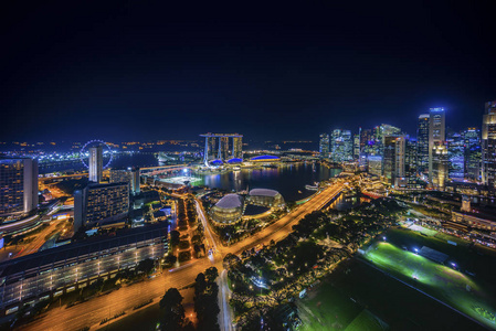 位于新加坡城市天际线的滨海湾夜景