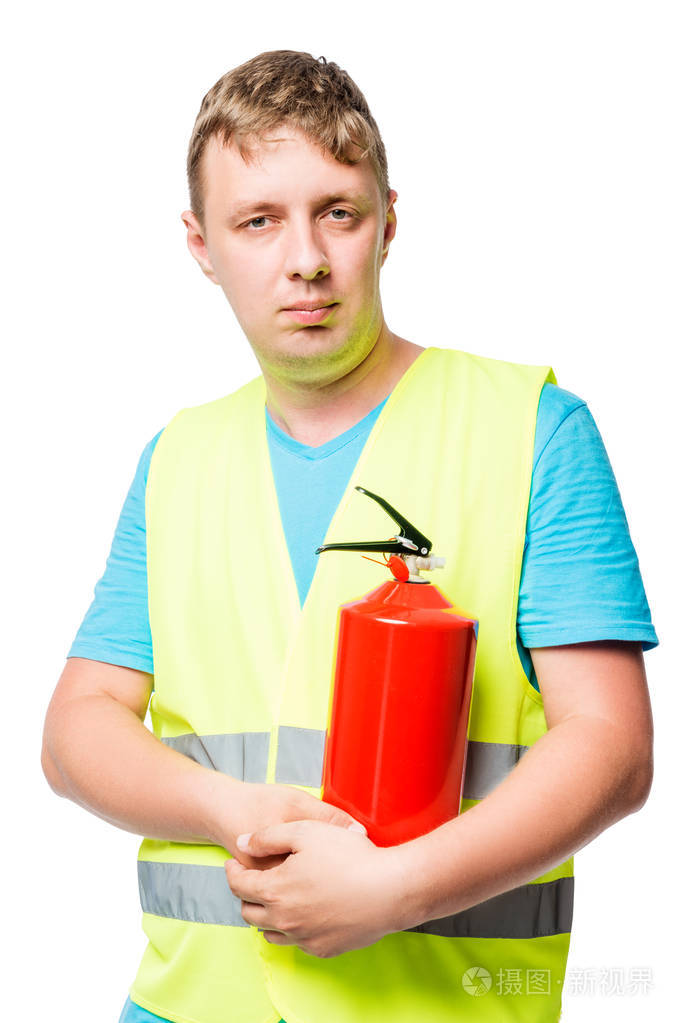 一个人在用灭火器上的一件背心的垂直肖像