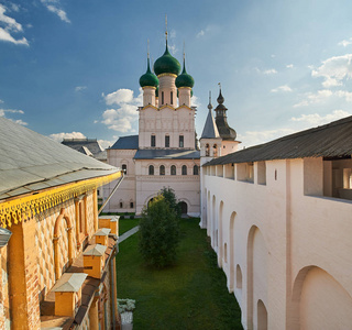 假设大教堂和复活在罗斯托夫克里姆林宫的教堂。伟大的古罗斯镇是金色环的俄罗斯旅游中心