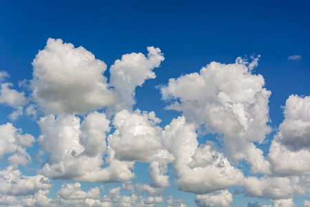 蓝天背景下的白色和高积雨云云照片