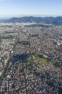 空中鸟瞰从飞机窗口, 而飞越 Complexo 做 Alemao 贫民窟在北部里约热内卢, 巴西
