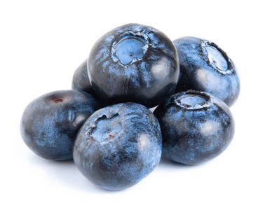 孤立在白色背景上的新鲜成熟蓝莓