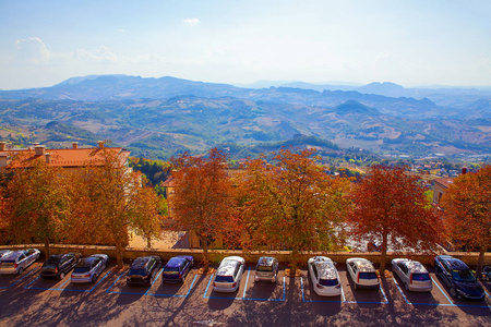 圣马力诺的泊车和景观鸟瞰图