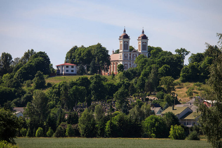 小镇 Seredzius 与它的教会在山, 立陶宛