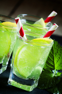 柠檬和酸橙的绿色软性饮料。