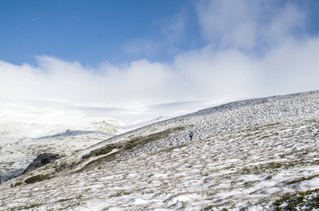 一个登山者在保加利亚冬季雪山