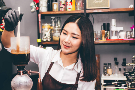 咖啡馆里的虹吸咖啡壶里的女咖啡馆