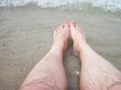 人腿在海水里