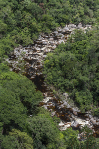 美丽的河在塞拉多植被风景与峭壁, Chapada dos Veadeiros, 戈亚斯州, 巴西中部
