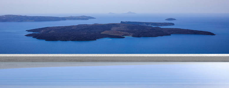 希腊圣托里尼岛的奢华夏日假期。查看游泳池上空的火山, 横幅