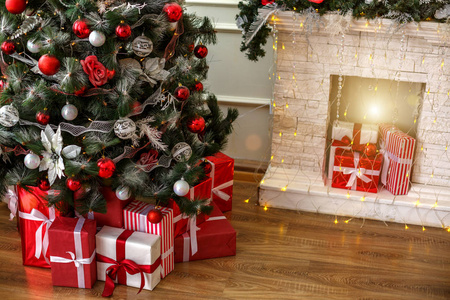 盒子的摆设树下的圣诞树上有礼物的盒子照片