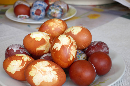复活节彩蛋与绘图的叶欧芹