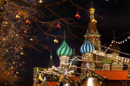 圣圣大教堂在圣诞节前夕照片