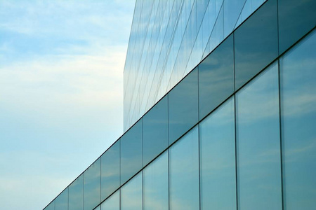 反射在一座带有镜面玻璃的建筑物上的天空和云层